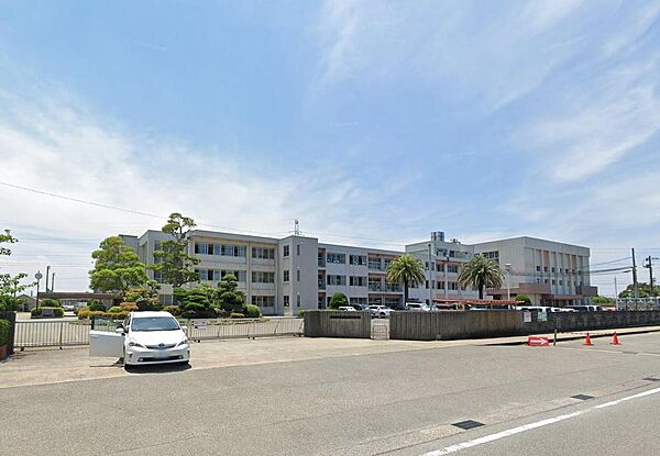 粕屋町立粕屋東中学校：640ｍ、徒歩8分