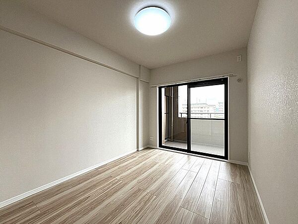 南東側の洋室約5.5帖、バルコニーに面した明るいお部屋！