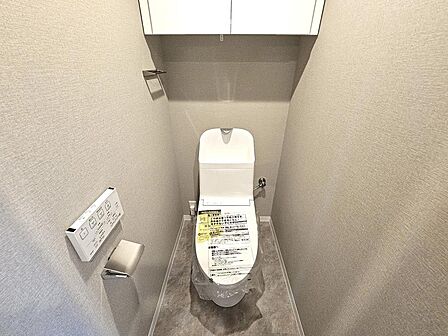 トイレには快適な温水洗浄便座付き。