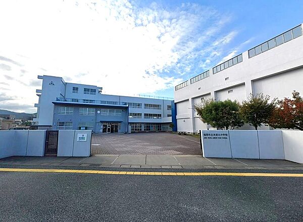 福岡市立次郎丸中学校：500ｍ、徒歩7分！