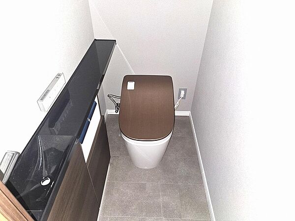 トイレには快適な温水洗浄便座付き。