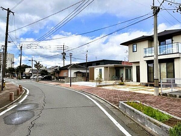 前面道路も広く、比較的駐車しやすい環境です！