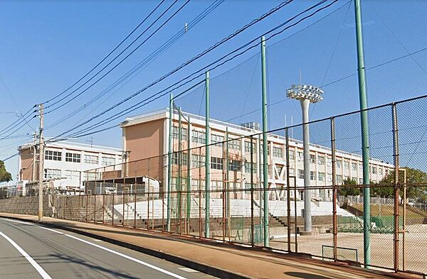 芦屋町立芦屋中学校まで815m、徒歩11分！