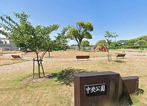 中央公園まで429m、徒歩6分！