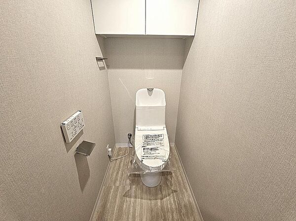 トイレには快適な温水洗浄便座付き。