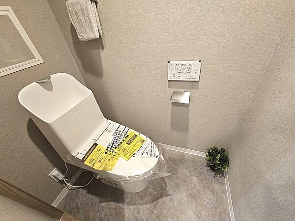 トイレには快適な温水洗浄便座付き。
