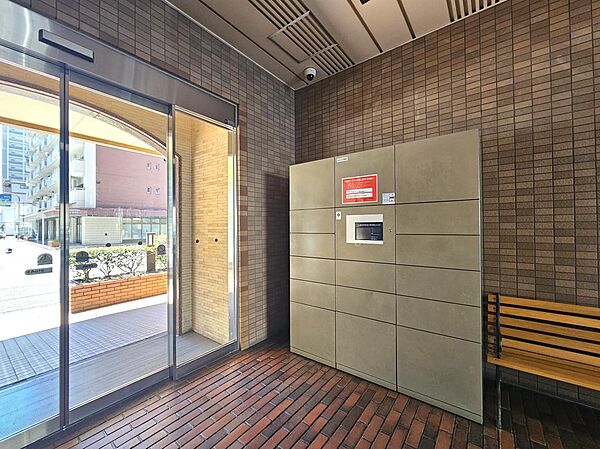 宅配ボックスがあるので遅い帰宅でも荷物が受け取れます。