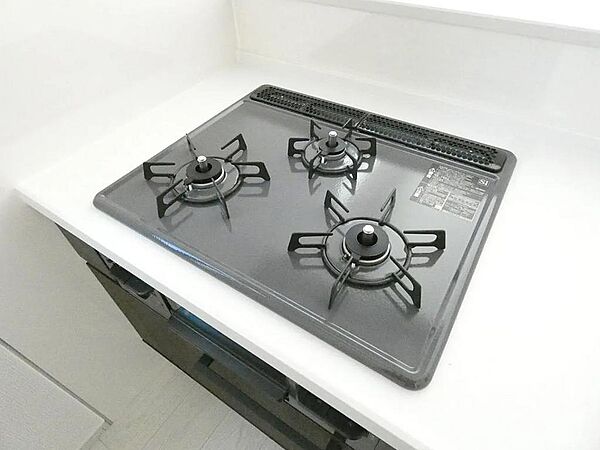 写真は同施工会社のものです。3口コンロで料理もはかどります。