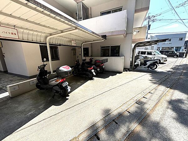 バイク置場。