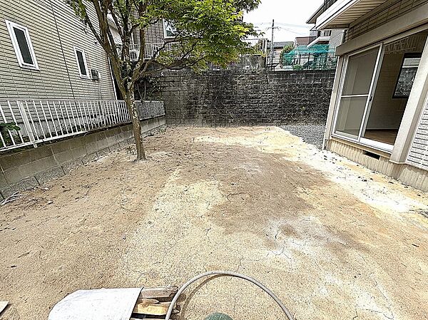 駐車場奥の広々としたお庭！
