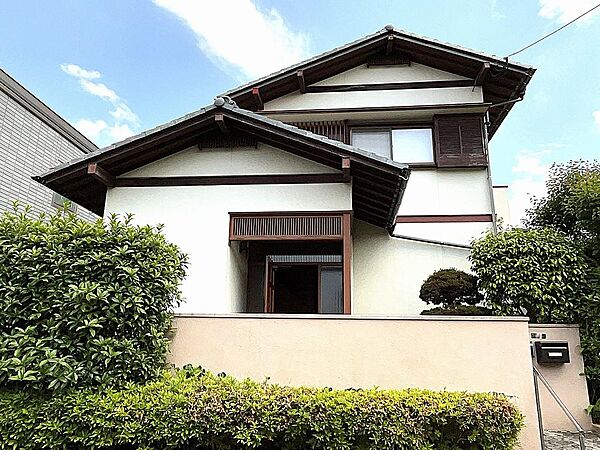 建物玄関側の外観！