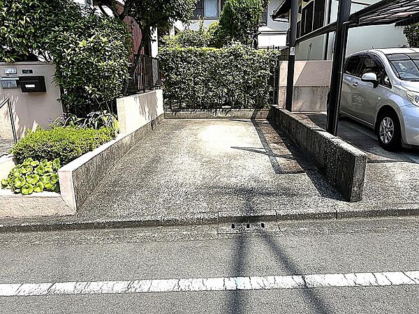 駐車場前の道路は幅員約6.0mで駐車も楽々！