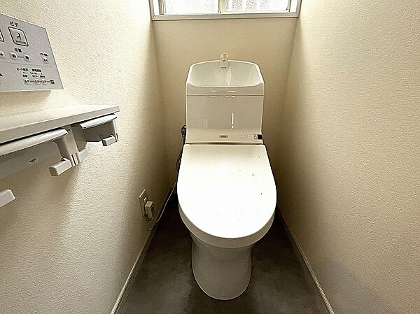 トイレには快適な温水洗浄便座付！