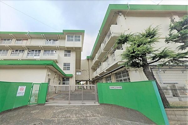 北九州市立足原小学校：300ｍ、徒歩4分！