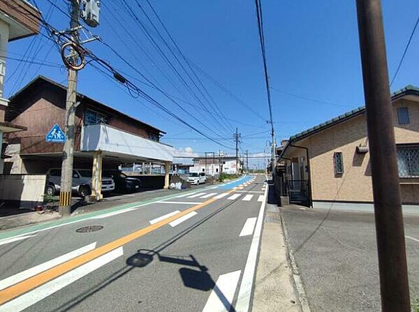 道路幅広い南道路で陽当たり良好