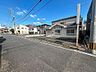 外観：前面道路幅員5.7ｍでゆとりがあります！