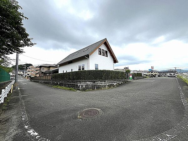 整備された住宅街の一画、北西側・北東側道路に面した角地！