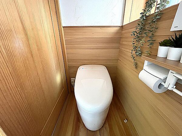 トイレは1階と2階にあります。トイレには快適な温水洗浄便座付！