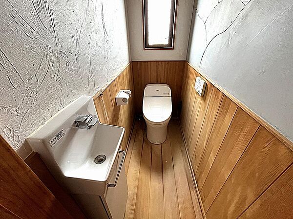 トイレは1階と2階にあります。トイレには快適な温水洗浄便座付！
