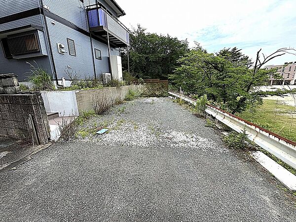 前面道路と敷地の駐車場！