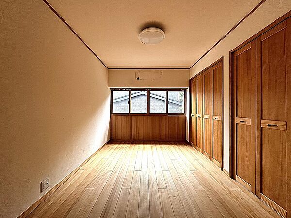2階洋室(1)約5.87帖、南西向きで明るいお部屋！