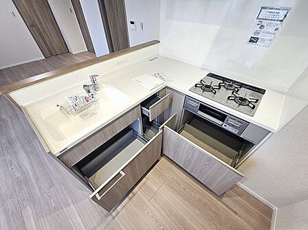 収納力のあるシステムキッチン。生活感を感じさせないおしゃれな生活を。