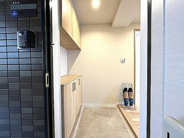清潔感のある玄関、室内の様子が分かりにくい造りです！