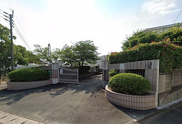 北九州市立花尾中学校：300ｍ、徒歩4分！