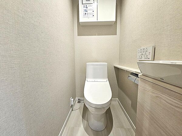 トイレには快適な温水洗浄便座付き。