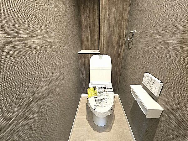 トイレには快適な温水洗浄便座付き。