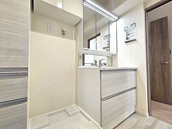 清潔感溢れるスタイリッシュなデザインの洗面化粧台。