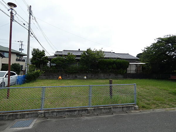 公園奥の建物が対象