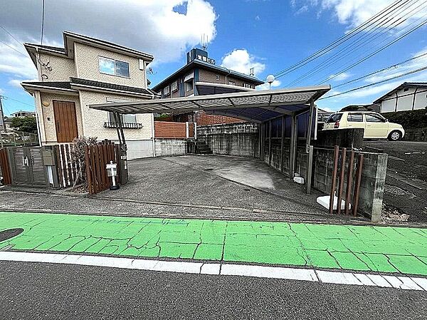 ご家族で車に乗る方に、駐車場3台分あります！