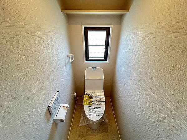 トイレにも窓付きで換気ができます！