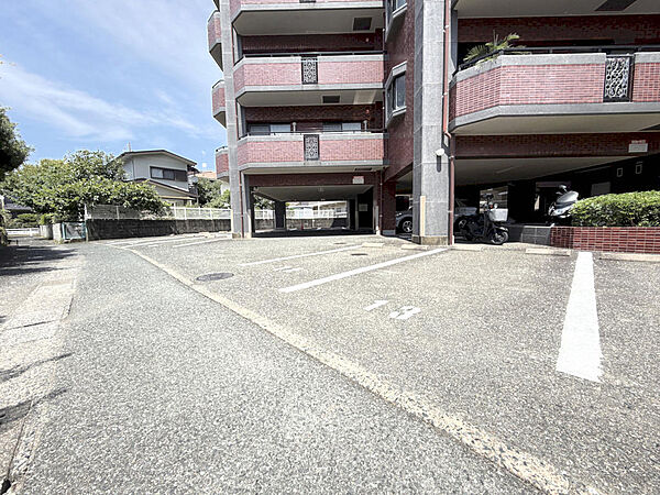 敷地内駐車場：空無(継承不可で空きが出たら抽選)