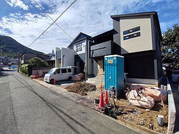 前面道路広く、車の出し入れ楽々！