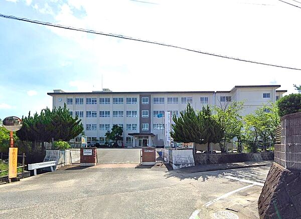 糸島市立前原南小学校：600ｍ、徒歩8分！