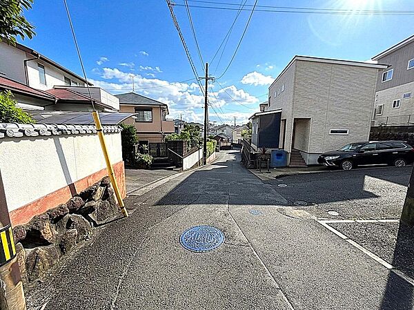 周辺の街並み、静かな住宅街の一画に立地、落ち着いた佇まいです！