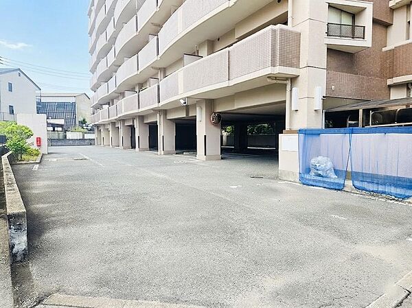 屋根付き駐車場継承可。月額8000円。