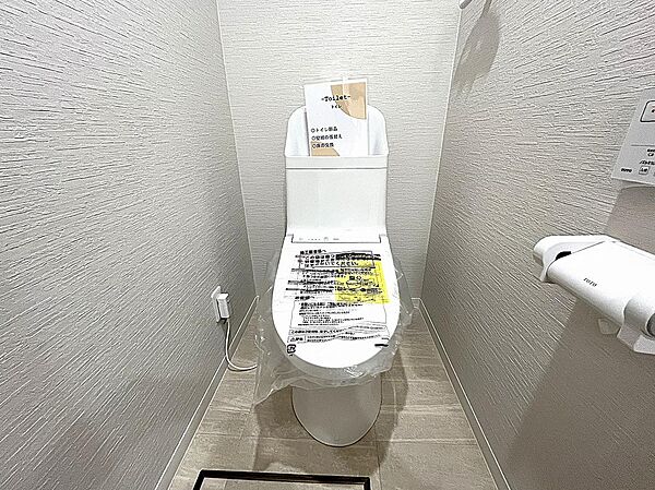 トイレには快適な温水洗浄便座付！