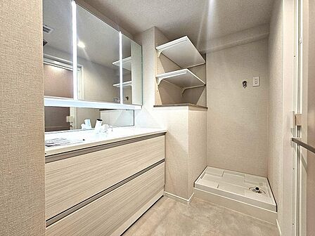 洗面所も広く、下着やタオル類を余裕で収納できます。