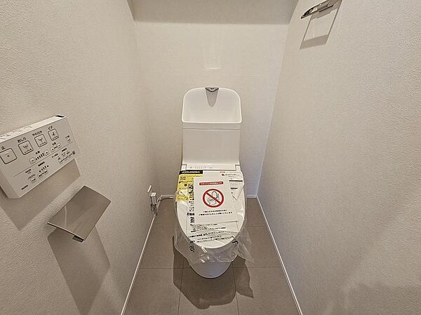 トイレには快適な温水洗浄便座付き。