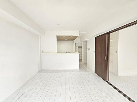 窓から快適な光と風を取り込めるリビングダイニング。