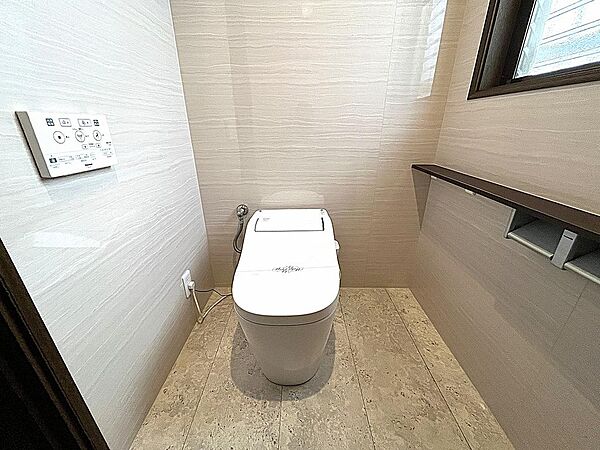 トイレには快適な温水洗浄便座付、スタイリッシュなタンクレスタイプ！