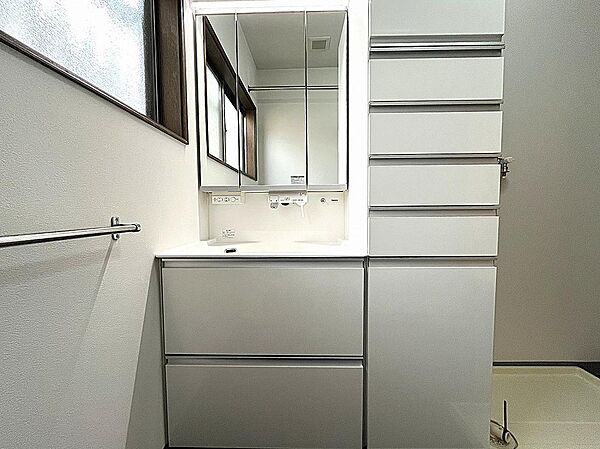 清潔感溢れるスタイリッシュなデザインの洗面化粧台、窓付きの明るい洗面脱衣室！