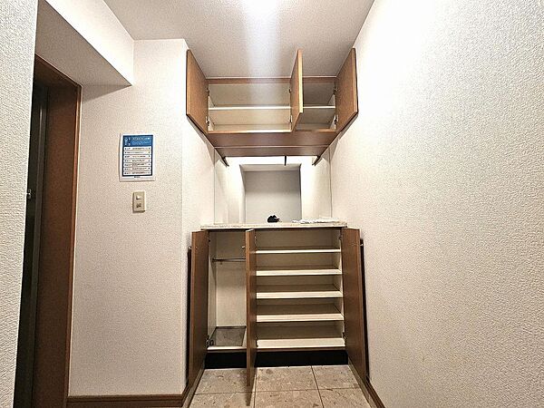 大型のシューズBOX。