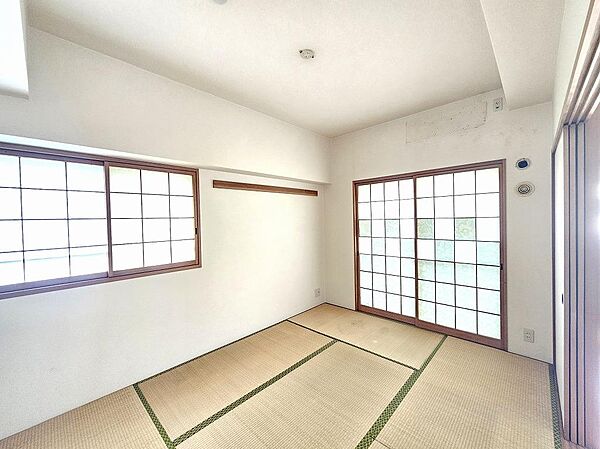 しっとりと落ち着いた雰囲気の和室。