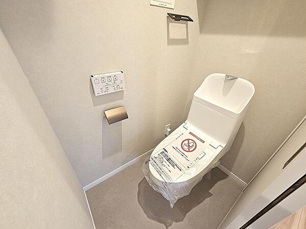 トイレには快適な温水洗浄便座付き。