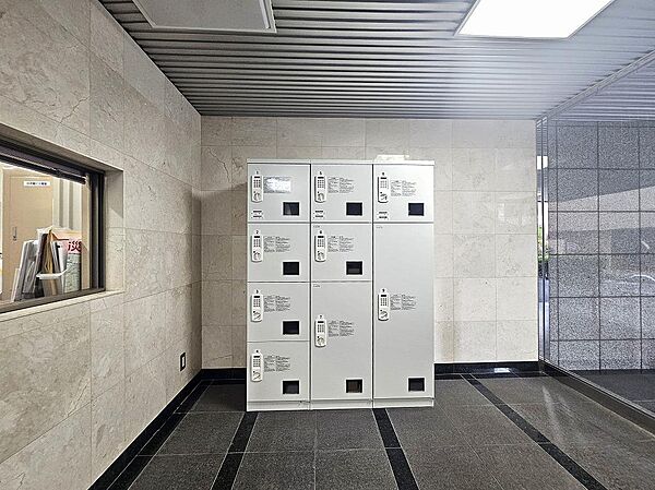 宅配ボックスがあるので遅い帰宅でも荷物が受け取れます。