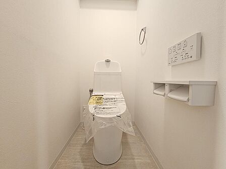 トイレには快適な温水洗浄便座付き。